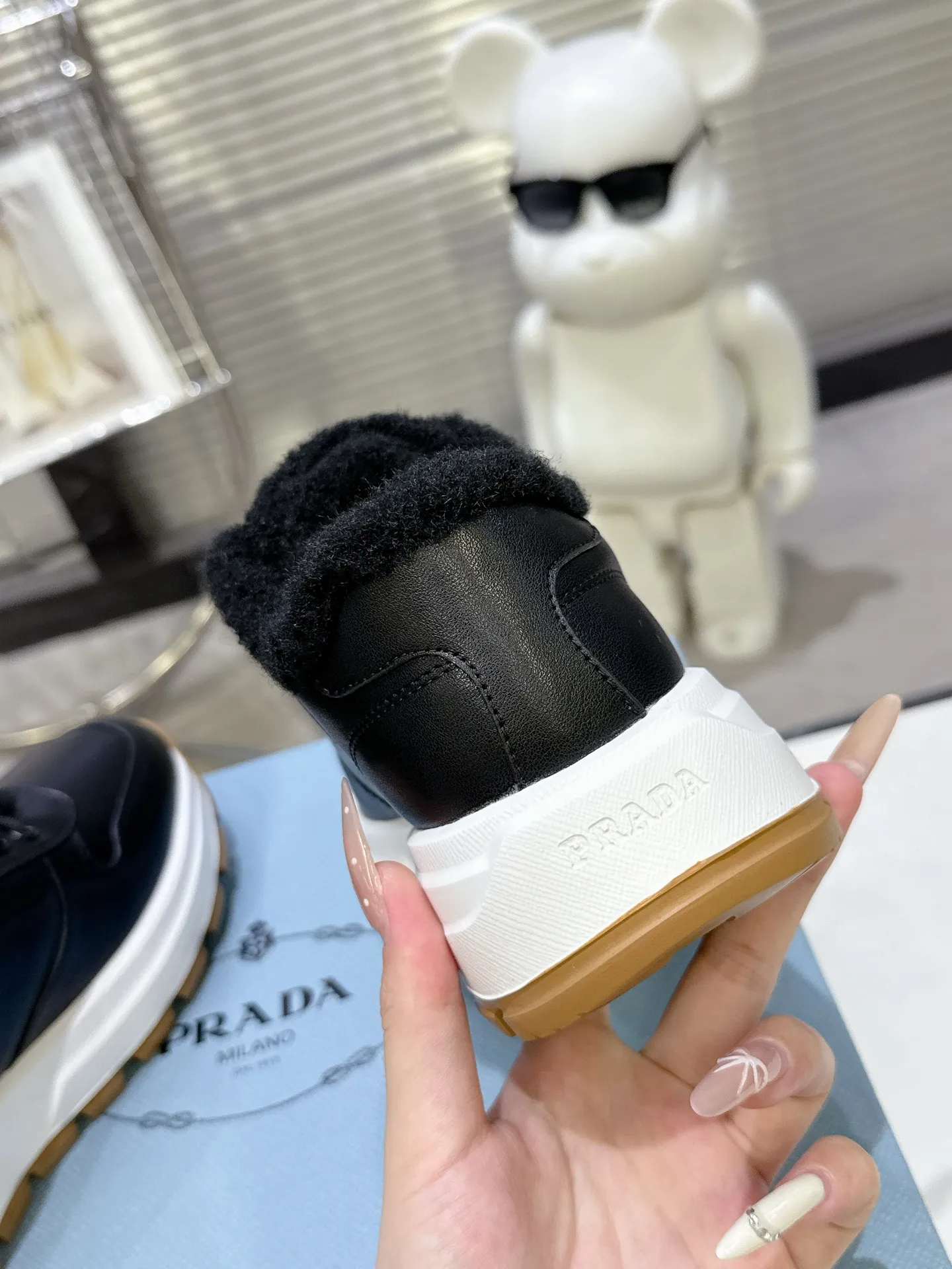 【PRADA】P: 660💰Couple style▪️Size: Women’s 35-40⚛Size: Men’s 39-44(45 customized) 2025 𝐬𝐬Prada’s new product, coming with strength! ❣️Many Internet celebrities have the same style, fashionable and versatile nice items, original shoes are developed and purchased from Italian counters, and are reproduced 1:1 according to the original taste. This year’s theme is not to be defined, embodying texture through simplicity💛From thick-soled sneakers to zigzag short boots to 2025 flat shoes, everything reveals a sure-fire momentum... It combines gentleness and handsomeness, the finishing touch for women❤️ Wear-resistant and ultra-light two-color outsole.
